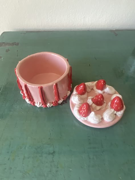 Fast Drying Clay Projects, Fruit Clay Art, Air Dry Clay Cake, Ceramic Clay Ideas, Pottery Drawing, Clay Strawberry, Strawberry Sweets, Ideas For Ceramics, Ceramic Food