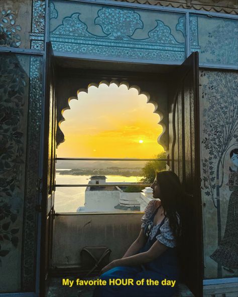 Witnessing the beautiful sunset City Palace Udaipur, Travel Photoshoot, Saree Hairstyles, Instagram Picture Quotes, Classy Photography, Snap Quotes, Udaipur, Beautiful Sunset, Travel Aesthetic