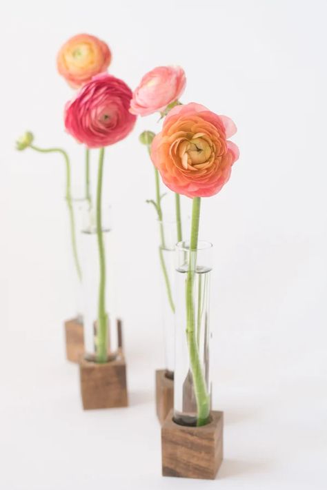 DIY Mother's Day Gifts Best Interior Design Websites, Best Friend Christmas Gifts, Sustainable Flowers, Small Vases, Homemade Mothers Day Gifts, Project List, Diy Holiday Gifts, Diy Mothers Day Gifts, Diy Vase