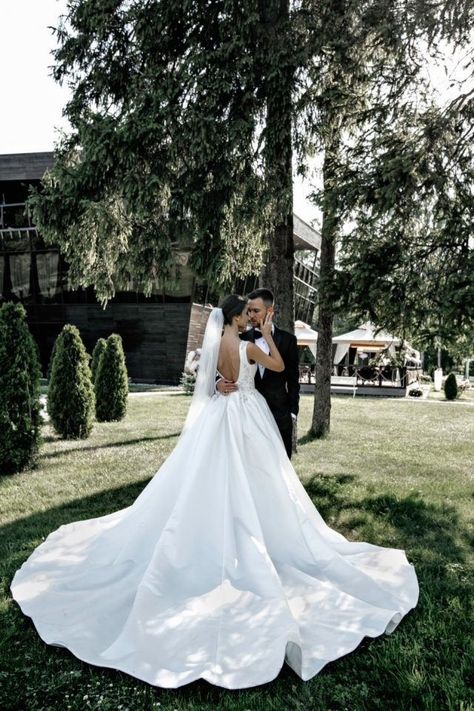 Big Dress Wedding Photos, Long Train Wedding Dress Pictures, Back Of Wedding Dress Pictures, Ball Gown Wedding Photos, Wedding Veil Photos Picture Ideas, Wedding Photos Ballgown, Long Train Wedding Dress Photo Ideas, Marry Photoshoot, Diy Wedding Photoshoot