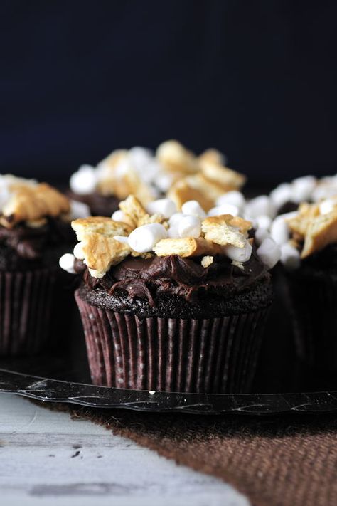 Rocky Road Cupcakes from Haniela's. Rocky Road Cupcakes Recipe, Rocky Road Chocolate Cake, Rocky Road Cupcakes, Cupcake Recipes From Scratch, Vanilla Biscuits, Chocolate Cupcakes Moist, Ganache Frosting, Crunchy Cookies, Rocky Road