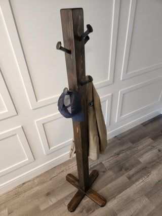 Free Standing Coat Rack Diy, Outdoor Towel Rack, Diy Hat Rack, Free Standing Coat Rack, Diy Coat Rack, Diy Coat, Rustic Coat Rack, Build House, Fall Living Room Decor