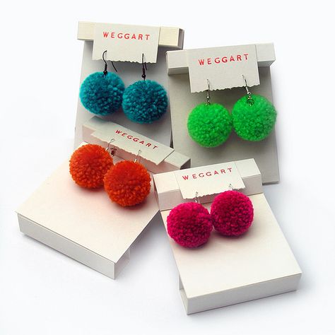 earring packaging Thread Accessories, Earrings Tassel, Pom Earrings, Accessories Boho, How To Make A Pom Pom, Pom Pom Earrings, Pom Pom Crafts, Earring Display, Bijoux Diy