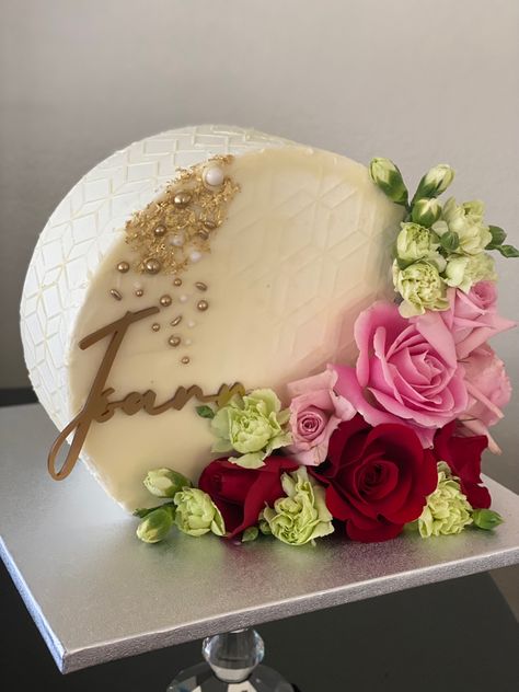 Flower Cake Designs Birthday Women, Forward Facing Cake, Current Cake Trends, Cake 2023 Trend, Sophisticated Cakes For Women, Fresh Flower Cake Design, Face Forward Cake, Side Cake Designs, Semi Circle Cake