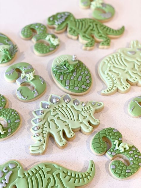 Dinosaur Fondant Cookies, Dinosaur Cookies Royal Icing, Dino Sugar Cookies, Dinosaur Biscuits, Biscuit Decoration, Cupcakes Fondant, Carousel Cake, Dinosaur Cookies, Sugar Cookie Royal Icing