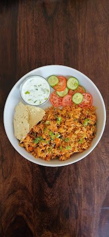 The secret ingredient: Tava pulao Simple Vegetarian Recipes, Sliced Tomato, Coriander Leaves, Vegetarian Recipes Easy, Green Peas, Shredded Carrot, Garlic Paste, Secret Ingredient, Chilli Powder