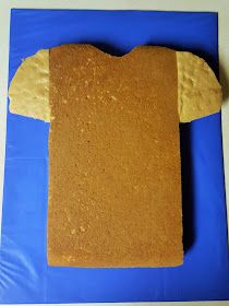 How To Make A Jersey Cake, Diy Football Birthday Cake, Jersey Cake Football, Easy Football Cake Ideas, Football Jersey Cake Ideas, Diy Football Cake, Jersey Cake Ideas, Diy Football Jersey, Football Birthday Cakes