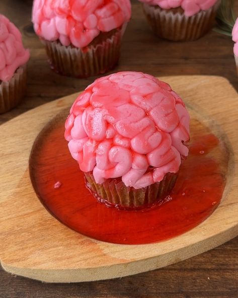 Brain Cupcakes Halloween, Brioche Nutella, Brain Cupcakes, Halloween Cupcakes Decoration, Cupcakes Halloween, Scary Food, Cupcakes Easy, Nutella French Toast, Sugar Frosting