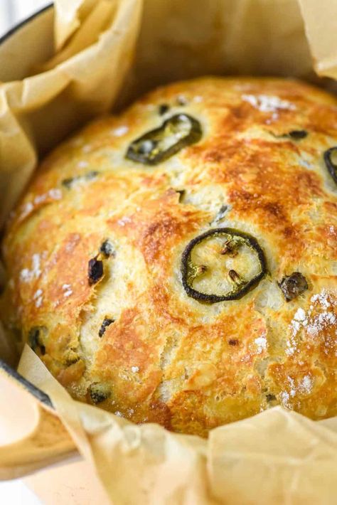 This no-knead jalapeño cheddar bread is kicked up a notch but super simple to make in a Dutch oven, requiring almost zero work. #jalapenocheddarbread #nokneadbread #dutchovenbread #homemadebread | chiselandfork.com Bread Recipe Without Yeast, Cheddar Bread Recipe, Jalapeño Bread, Cheddar Bread, Dutch Oven Bread, Artisan Bread Recipes, Jalapeno Cheddar, Dutch Oven Recipes, No Knead Bread