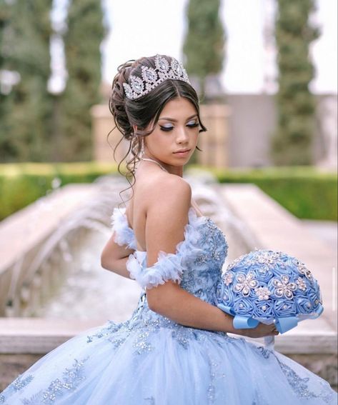 Quince Up Do Hairstyles, Cinderella Quince Hairstyles, Cinderella Quinceanera Hairstyles, Quiencera Photoshoot, Cinderella Quinceanera Photoshoot, Quince Photoshoot Ideas Photography, Photo Shoot Ideas Quince, Quinceanera Picture Ideas With Parents, Quinceanera Photoshoot Ideas Butterfly