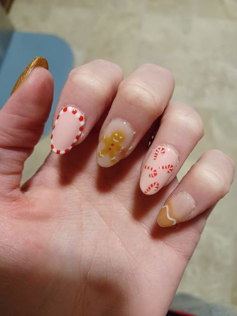 Christmas Gel Nails Almond Shape, Ginger Bread Man Nail Art, Christmas Cookie Nails, Gingerbread House Nails, Christmas Nails Acrylic Almond, Christmas Nails Gingerbread, Red Christmas Nails Acrylic, Gingerbread Nail Art, Nails Red Christmas