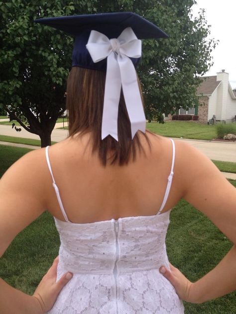 Graduation cap bow! ✨ White Grad Cap Decoration, Bow On Graduation Cap, Bow Grad Cap, Grad Cap Bow, Graduation Cap Designs Girly, 2024 Grad Cap Ideas, Bow Graduation Cap, Graduation Cap With Bow, Grad Cap With Bow