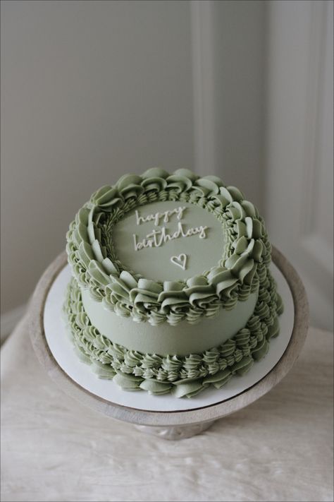 Birthday Cake Sage Green, Piped Birthday Cake, Green Birthday Cakes, Bolo Vintage, 15th Birthday Cakes, 14th Birthday Cakes, 17 Birthday Cake, Small Birthday Cakes, 13 Birthday Cake