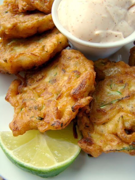 Zucchini Fritters with Chili Lime Mayo Ideal Protein Recipes, Ideal Protein, Zucchini Fritters, God Mat, Chili Lime, Zucchini Recipes, Fried Food, Veggie Dishes, Vegetable Dishes