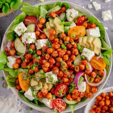 Who doesn't love an easy avocado chickpea salad, perfect for summer picnics, barbecues, and make-ahead meals?! Perfect for anything! To make this garbanzo bean salad combine roasted chickpeas (canned or freshly cooked), some lettuce, simple fresh veggies, and a light olive oil-based salad dressing. Chickpea Salad With Feta, Avocado Chickpea Salad, Healthy Cold Lunches, Mediterranean Cucumber Salad, Avocado Chickpea, Garbanzo Beans Salad, Meatless Dinners, Quick Healthy Lunch, Salad With Feta