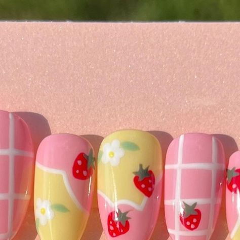 Cute Strawberry Nails, Lemonade Nails, Summer Acrylic Nails Strawberry, Strawberry Gel Nail Designs, Strawberry Lemonade Nails, Strawberry Milk Nails, Pink Lemonade Nails, Simple Strawberry Nail Design, Strawberry Nails