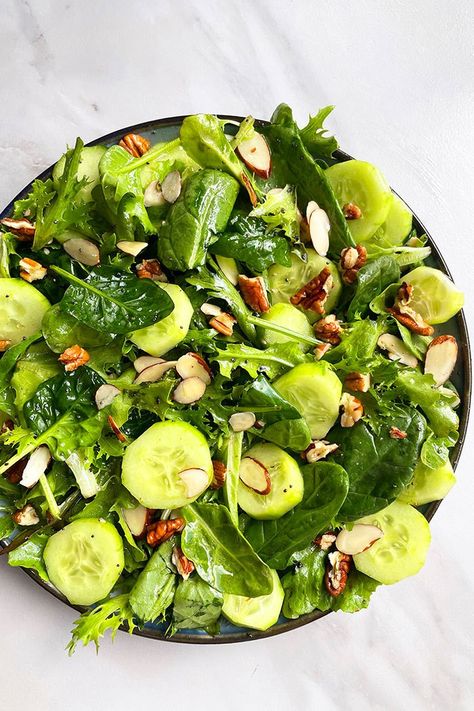 Green Salad For Bbq, Salad For Bbq, Easy Green Salad, Healthy Green Salads, Salad Bowl Recipes, Green Goddess Salad Dressing, Veg Recipe, Bbq Salads, Leafy Green Salads