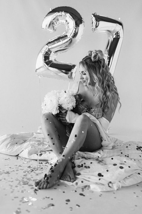 27 Birthday Pictures Ideas, Birthday Budiour Photos, 27 Th Birthday Photoshoot Ideas, Birthday Session Ideas Woman, Indoor Birthday Photoshoot Ideas Women, 27 Birthday Outfit Ideas, 27 Birthday Photoshoot Ideas, Birthday Pics With Balloons, 27th Birthday Ideas For Women Photoshoot