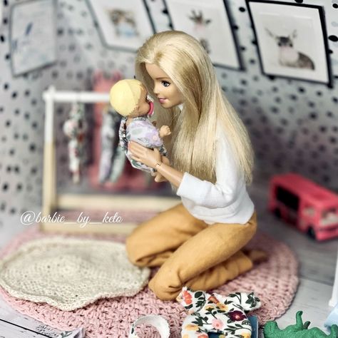 Barbie Rp Ideas, Barbie Dolls Pregnant, Barbie Best Friends, Cuddles And Kisses, Chelsea Barbie, Barbie Bebe, Barbie Chelsea Doll, Barbie Happy Family, Barbie Fashion Sketches