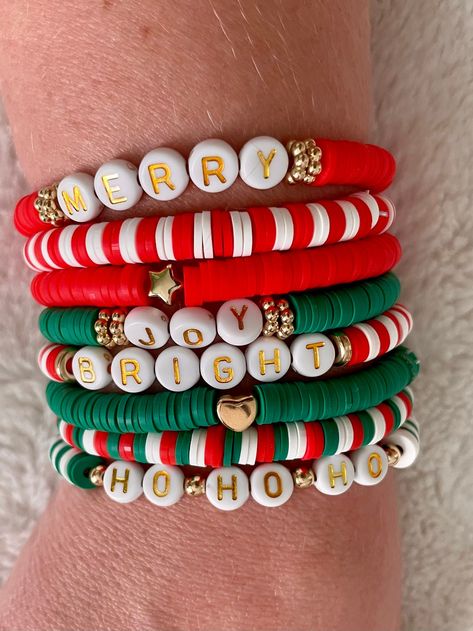 Christmas friendship bracelet. Clay Bead Bracelet Ideas Xmas, Handmade Christmas Bracelets, Cute Clay Bead Bracelet Ideas Christmas, Candy Cane Bracelet, Christmas Diy Bracelet, Clay Bead Blue Bracelet Ideas, Holiday Clay Bead Bracelet Ideas, Cool Beads Bracelets, Cute Clay Bead Bracelet Ideas Winter