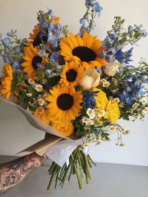 Sunflower And Rose Arrangements, Sunflower Bouquet Arrangement, Flower Arrangement With Sunflowers, Farm Flower Arrangement, Roses Sunflower Bouquet, Spring Wedding Sunflowers, Floral Arrangements With Sunflowers, Sunflower Bouquet Vase, Flower Arrangements Sunflowers