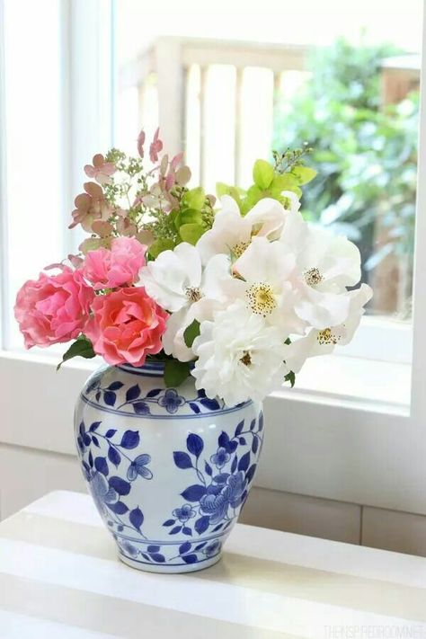 . Cozy Guest Room, Cozy Guest Rooms, Blue And White Outfits, Small House Organization, Vase With Flowers, Blue White Decor, Blue And White Vase, White Ornaments, Romantic Flowers