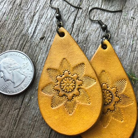 Leather Mandala, Feather Earrings Diy, Wire Fashion, Diy Western, Tooled Leather Earrings, Leather Jewelry Making, Leather Stamping, Leather Working Patterns, Leather Making