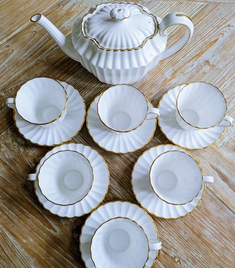 Spode Midas Tea Set. Simple white elegance with gold rims. Generous size cups. All In great condition without any chips, cracks or crazing. This set includes 1x Large Teapot 6x Cups (8.5cm/3.5" in diameter and 7cm/2.7" tall 6x Saucers Price for the set is £95 plus postage #antiqueandvintagebynes #spodemidas #spodeteaset #vintageteaset White Elegance, Tea Sets Vintage, Simple White, Tea Set, Tea Pots, Conditioner, Chips, Tea, Gold