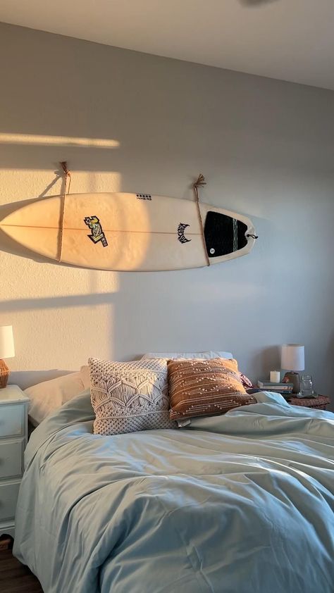 Small Summer Room Ideas, Beachside Bedroom Ideas, Beachy Bedroom Ideas Bohemian, Surfboard Over Bed, Bedroom With Surfboard, Minimalist Surfer Bedroom, Beachy Surfer Bedroom, Bedroom Ideas Surf, Beach Bed Ideas