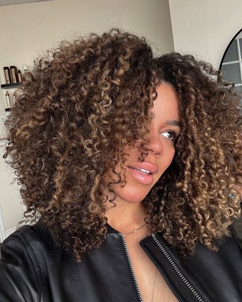 My new favorite thing is to have my clients take selfies after their hair appointment on my phone 🔥 — finding gems like this Chocolate Brown Hair With Highlights Black Woman, Afro Balayage, Highlights On 4c Hair, Curly Hair With Lowlights, Highlight On Dark Hair, Light Brown Hair With Highlights Curly, Brown Hair With Highlights Curly, Honey Brown Highlights Curly Hair, Highlights Brown Hair Curly