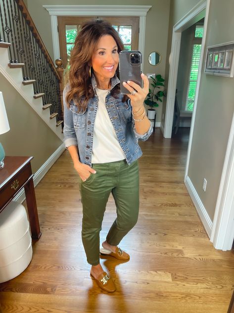 Hunter Green Jeans Outfit, Cool Weather Spring Outfits 2023, What To Wear With Army Green Cargo Pants, Olive Colored Pants Outfits, Army Green Pants Outfit Women, Olive Pants Outfit Summer, Outfits With Army Green Pants, What To Wear With Green Jeans, Olive Green Pants Outfit Summer