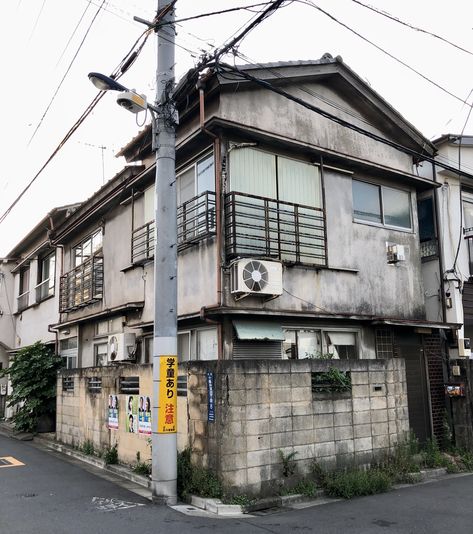 Building Art Reference, Urban Sketching Reference, Japanese Suburbs, Japanese Exterior Design, Japanese Alley, Japanese Warehouse, Japan Building, Japanese Exterior, Perspective Pictures