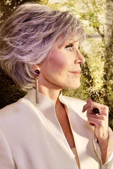 Jane Fonda Hairstyles, Gray Hairstyles, Butterfly Haircut, Embroidered Lace Dress, Glamorous Look, Mom Hairstyles, Jane Fonda, Golden Globe, Golden Globes