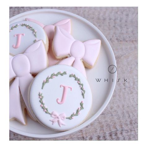 @shopthewhisk...monogram cookie Initial Cookies, Pearl Baby Shower, Monogram Cookies, Alphabet Cookies, Christening Cake, Baby Cookies, Creative Cookies, Baby Monogram