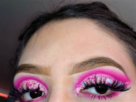 Pink cut crease with chunky glitter Pink Cut Crease, Glitter Eye Makeup, Crazy Eyes, Crazy Makeup, Glitter Eyes, Cut Crease, Halloween Face, Face Makeup, Halloween Face Makeup