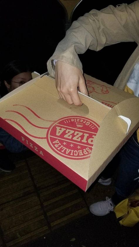 This Japanese pizza box puts a handle in the center to prevent the box from tipping. Japanese Pizza, Square Watermelon, Japanese Coffee Shop, Hospital Food, Bathroom Door Handles, Japanese Bathroom, Japanese Hotel, Pola Kotak, Pizza Boxes