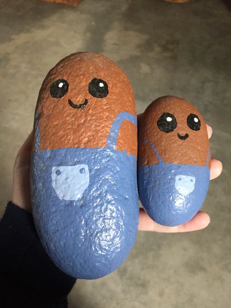 Painted rocks potato family Things To Draw On Rocks Easy, Potato Painted Rock, Potato Rock Painting, Funny Stone Painting, Drawing Rocks, Pet Rock, Rock Day, Diy Rock Art, Flat Rock