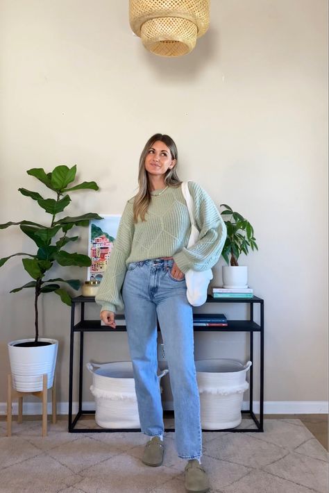 Oversized Sweater Jeans Outfit, Jeans And Boston Clogs, Grey Birkenstock Clogs Outfit, Grey Clogs Outfit, Clog Fall Outfit, Grey Bandit Outfits, Clog Outfit Winter, Clogs With Jeans, Birks Boston