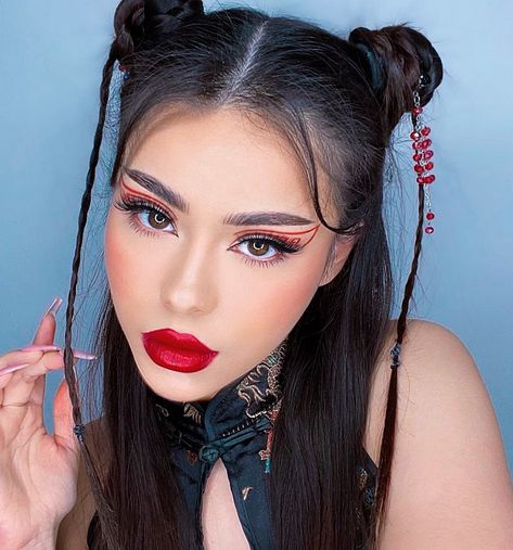 16 Looks de maquillaje atrevidos y románticos para una cita Ninja Makeup, Edc Makeup, Hayley Bui, Red Makeup Looks, Geisha Hair, Geisha Makeup, Japan Makeup, New Year Hairstyle, Good Makeup