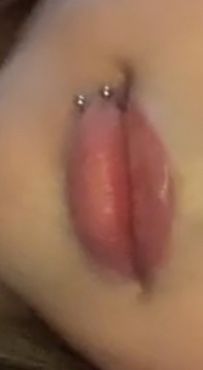 Cute Piercings Face Nose, One Lip Piercing, Piercing Ideas Face Lip, Lips Percinings, Eyebrow Piercing Both Sides, Cute Facial Piercings Lips, Piercing Ideas Lip, Mouth Piercings Lips, Piercing Cara