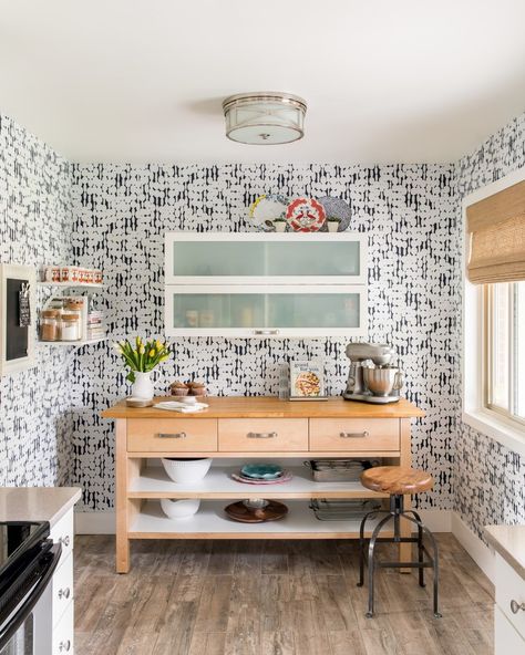 Wallpaper Kitchen Cabinets, Kitchen With Wallpaper, Brick Wallpaper Kitchen, Modern Kitchen Wallpaper, Kitchen Wallpaper Design, Kitchen Wallpaper Ideas, Wallpaper Border Kitchen, Wallpaper Kitchen, Kitchen Transitional