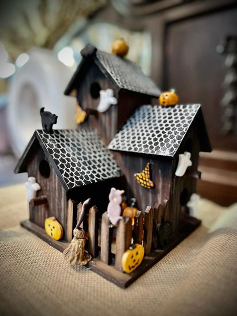 Haunted Birdhouse, Halloween Birdhouse, Halloween Diy Kids, Haunted House Craft, Halloween Village Display, Hand Painted Birdhouses, Haunted House Diy, Bleak House, Halloween Idea