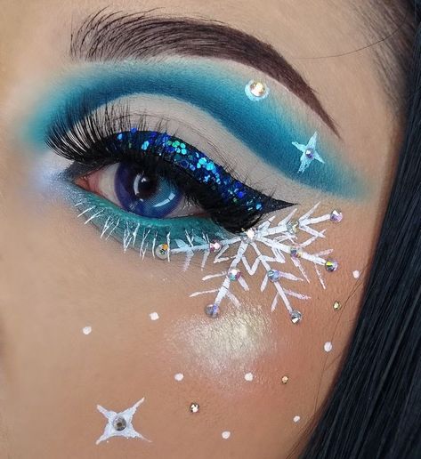 Elsa Eye Makeup, Winter Wonderland Eye Makeup, Frozen Make Up, Snow Eye Makeup, Snowflake Makeup Simple, Snow Flake Makeup Look, Elsa Makeup For Kids, Winter Wonderland Makeup Looks, Snowflake Makeup Looks