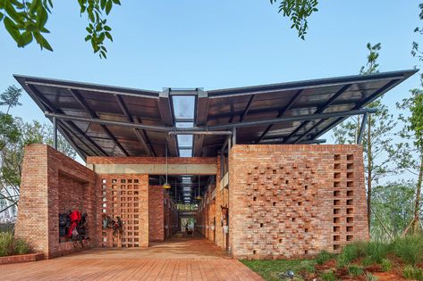 Butterfly Roof, Chengdu China, Eco City, Passive Design, Casa Country, Roof Architecture, Brick Architecture, Vernacular Architecture, Green Architecture