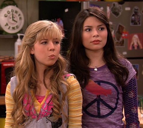 Blonde And Brunette Characters, Iconic Friendship Duos, Iconic Duos Best Friends Cartoon, Iconic Friendships, Penny Tees, Movie Duos, Iconic Duos, Icarly And Victorious, Disney Duos