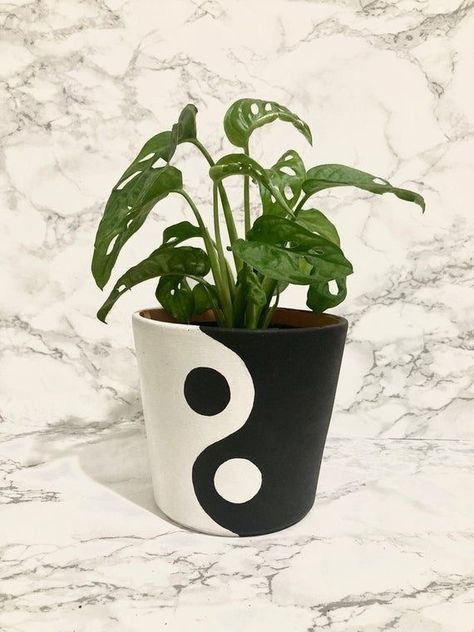 Plant Pot Design, Diy Pottery Painting, Flower Pot Art, Pot Painting, Painted Terracotta, Plant Pot Diy, Painted Pots Diy, Painted Plant Pots, Flower Pot Design