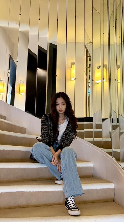 Jennie Converse, Blackpink Fashion Casual, Jennie Boyish Style, Jennie Kim Outfits Casual, Jennie Casual Outfit, Jennie Style Outfits, Kim Jennie Outfits Casual, Jennie Outfits Casual, Jennie Blackpink Outfit