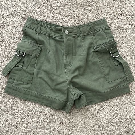 Never Worn Cargo Shorts Outfit, Army Shorts, Green Cargo Shorts, Cargo Shorts Women, Streamer Dr, Short Cargo, Thrift Inspo, Alt Outfits, Better Style