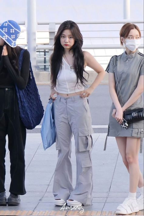 Inverted Triangle Outfits Casual Street Styles, Inverted Triangle Outfits, Clueless Outfits, Icn Airport, Trik Fotografi, Kpop Fashion Outfits, 가을 패션, Airport Outfit, Kpop Outfits