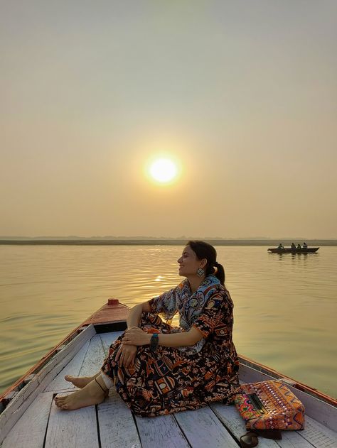 Boho Indian Style Banaras Travel Outfit Ideas, Vrindavan Aesthetic Outfit, Mandir Outfit Women, Varanasi Outfit Ideas, Vrindavan Outfit Ideas Women, Banaras Picture Ideas, Banaras Outfit Ideas, Banaras Photoshoot, Vrindavan Outfit Ideas